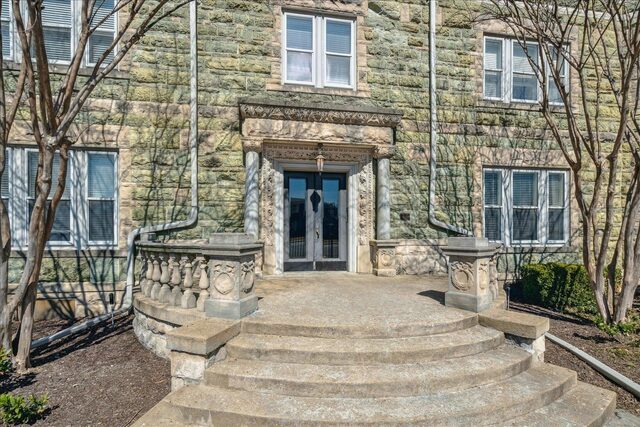 1118 Poplar