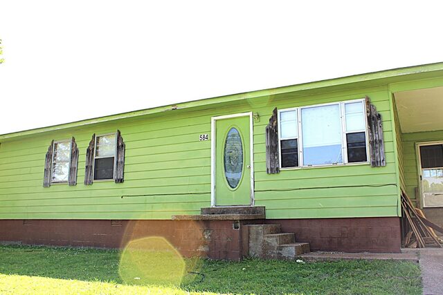 584 Chisholm Lake