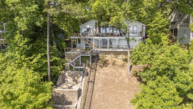 585 Island View