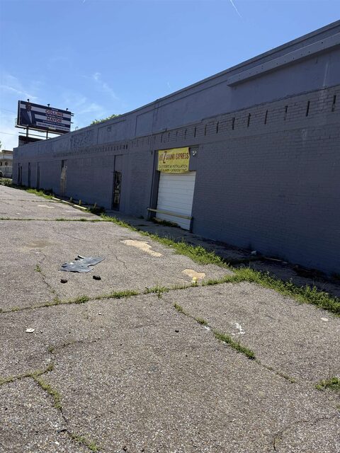 3173 Hwy 61 S Third St.