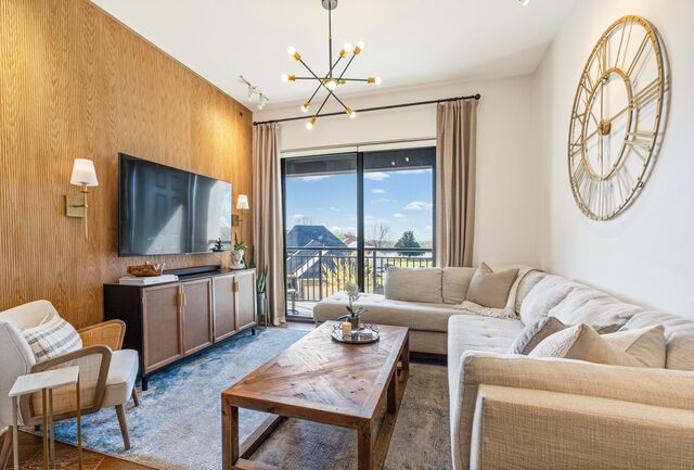 717 Riverside