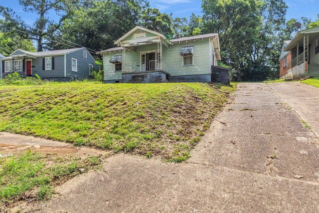1570 Leland