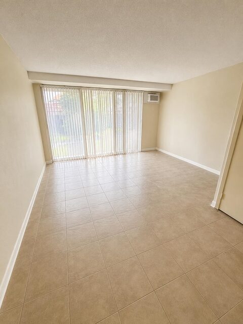 1271 Poplar
