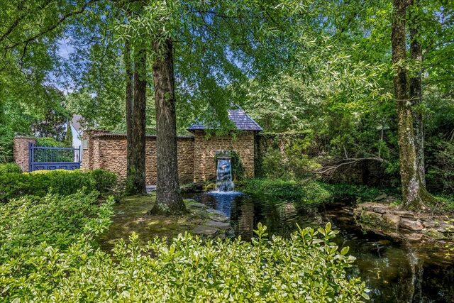 1082 River Green