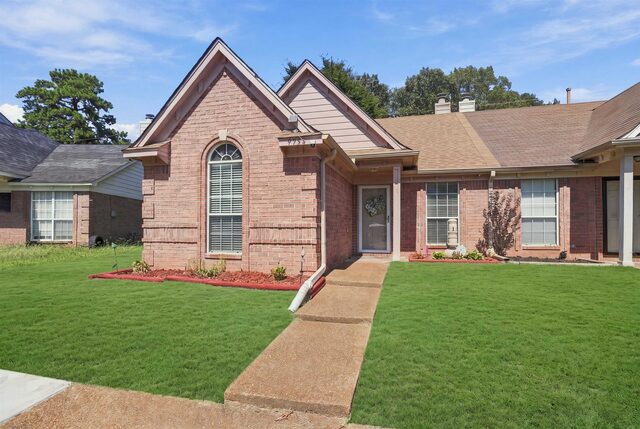 9256 Grove Manor